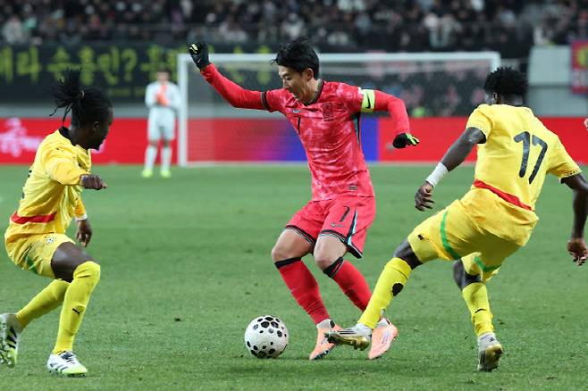 18일 서울 마포구 서울월드컵경기장에서 열린 남자축구 국가대표 A매치 평가전 대한민국과 가나의 경기에서 손흥민이 드리블을 하고 있다. 사진=연합뉴스