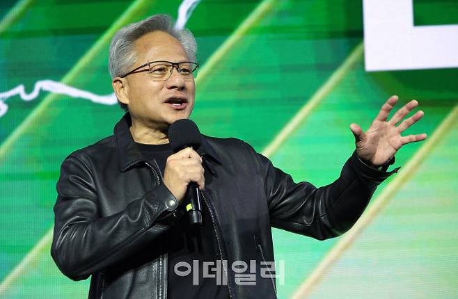 [사진=이데일리 김태형 기자]젠슨 황 엔비디아 최고경영자(CEO)가 지난달 30일 서울 코엑스에서 열린 엔비디아의 그래픽카드(GPU) ‘지포스’ 출시 25주년 행사에서 발언하고 있다.
