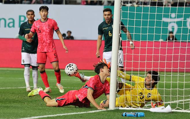 14일 대전월드컵경기장에서 열린 남자축구 국가대표 A매치 평가전 대한민국과 볼리비아의 경기. 이재성이 헤더를 시도하고 있다. 사진=연합뉴스
