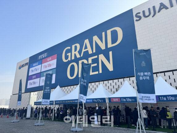 경기 김포 사우동 소재 풍무역세권 수자인 그라센트 1차 아파트 견본주택이 개관하는 지난 7일 오전 방문객들이 길게 줄을 서있다.(이데일리DB)