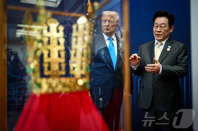 이재명 대통령이 지난 10월 29일 국립경주박물관에서 열린 한미정상회담에 앞서 도널드 트럼프 미국 대통령에게 선물할 신라 금관 모형에 대해 설명하고 있다.(백악관 공식 사진, 다니엘 토록 촬영, 재판매 및 DB금지) ⓒ News1 류정민 특파원