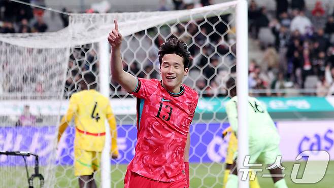 18일 오후 서울 마포구 서울월드컵경기장에서 열린 ‘하나은행 초청 국가대표팀 친선경기’ 대한민국과 가나와의 경기에서 후반 이태석이 헤더 선제골을 넣고 세리머니를 하고 있다. 2025.11.18/뉴스1 ⓒ News1 박지혜 기자