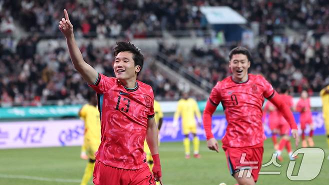 18일 오후 서울 마포구 서울월드컵경기장에서 열린 ‘하나은행 초청 국가대표팀 친선경기’ 대한민국과 가나와의 경기에서 후반 이태석이 헤더 선제골을 넣고 세리머니하고 있다. 2025.11.18/뉴스1 ⓒ News1 박지혜 기자