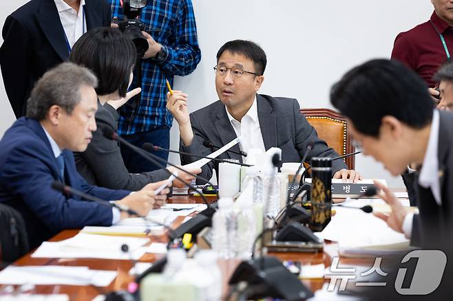 한병도 국회 예산결산특별위원장이 19일 서울 여의도 국회에서 열린 제429회 국회(정기회) 제3차 예산안등조정소위원회에서 이소영 더불어민주당 간사와 대화하고 있다. 2025.11.19/뉴스1 ⓒ News1 유승관 기자