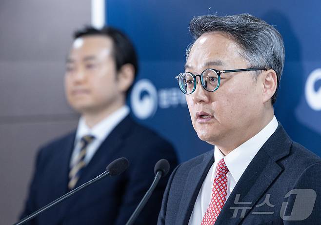 정홍식 법무부 국제법무국장이 19일 오후 경기도 과천시 중앙동 정부과천청사 내 법무부 청사에서 론스타 ISDS 취소 결정 선고 관련 브리핑을 하고 있다. 2025.11.19/뉴스1 ⓒ News1 이재명 기자