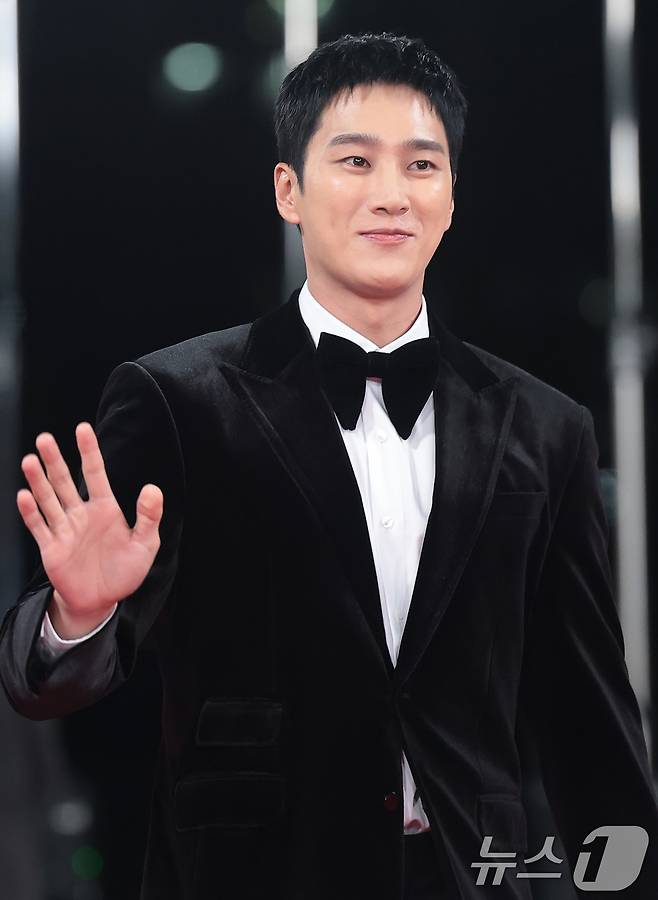배우 안보현이 19일 오후 서울 영등포구 KBS홀에서 열린 제46회 청룡영화상 시상식에 참석해 레드카펫을 밟고 있다. 2025.11.19/뉴스1 ⓒ News1 권현진 기자
