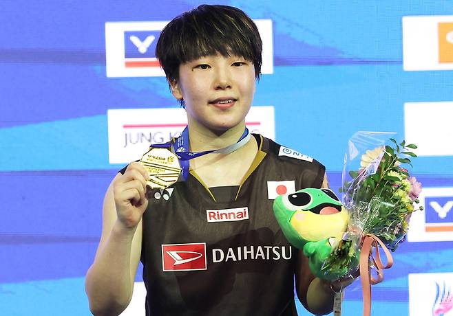 일본 야마구치 아카네가 28일 경기도 수원체육관에서 열린 세계배드민턴연맹(BWF) 월드투어 슈퍼 500 코리아오픈 여자단식 결승 승리 후 시상대에서 포즈를 취하고 있다. 사진 | 연합뉴스