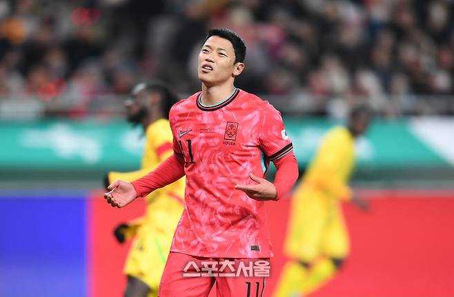 황희찬이 18일 서울월드컵경기장에서 열린 남자축구 국가대표 평가전 가나와 경기에서 패널티킥을 실패한 후 아쉬워하고 있다.  2025. 11. 18. 상암 | 최승섭기자 thunder@sportsseoul.com