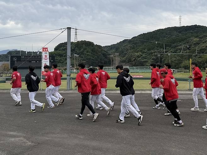 SSG가 지난달 25일부터 일본 가고시마에서 유망주 육성 캠프에 돌입한 가운데, 선수단이 러닝 훈련을 소화하고 있다. 사진 | SSG 랜더스