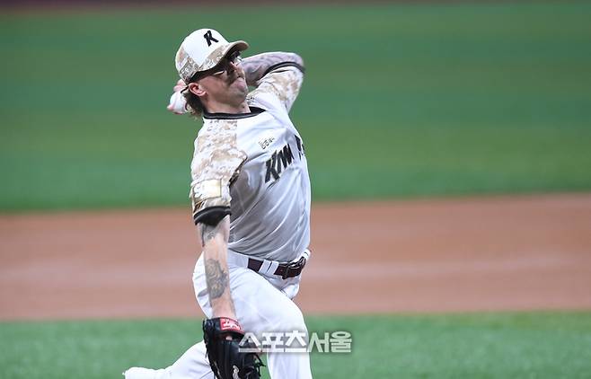 키움 선발투수 웰스가 25일 고척스카이돔에서 열린 2025 KBO리그 LG와 경기에서 역투하고 있다.  2025. 6. 25. 고척 | 최승섭기자 thunder@sportsseoul.com