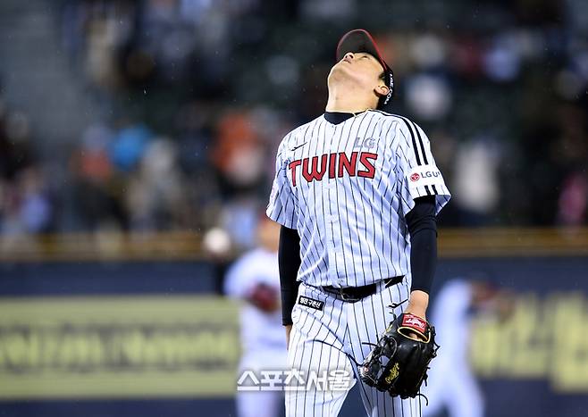 LG 마무리 투수 김강률이 27일 잠실야구장에서 열린 2025 KBO 리그 한화와 경기 후 안도의 한숨을 쉬고 있다. 잠실 | 최승섭기자 thunder@sportsseoul.com