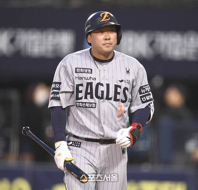 한화 안치홍이 27일 잠실야구장에서 열린 2025 KBO 리그 LG와 경기 2회초 2사 헛스윙 삼진아웃을 당한 후 아쉬워하고 있다.  잠실 | 최승섭기자 thunder@sportsseoul.com