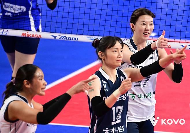 엄지 척. 한국도로공사 선수들. 제공 | 한국배구연맹