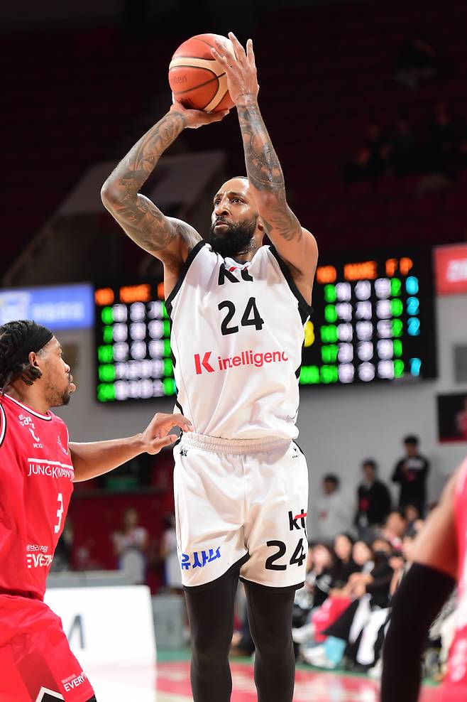 윌리엄스가 슛을 시도 하고 있다. 사진 | KBL
