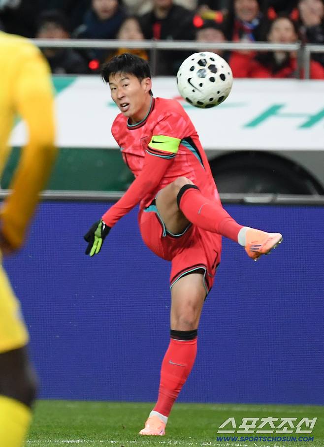 18일 서울월드컵경기장에서 열린 대한민국과 가나의 A매치 평가전. 손흥민이 슈팅을 시도하고 있다. 상암=박재만 기자 pjm@sportschosun.com/2025.11.18/