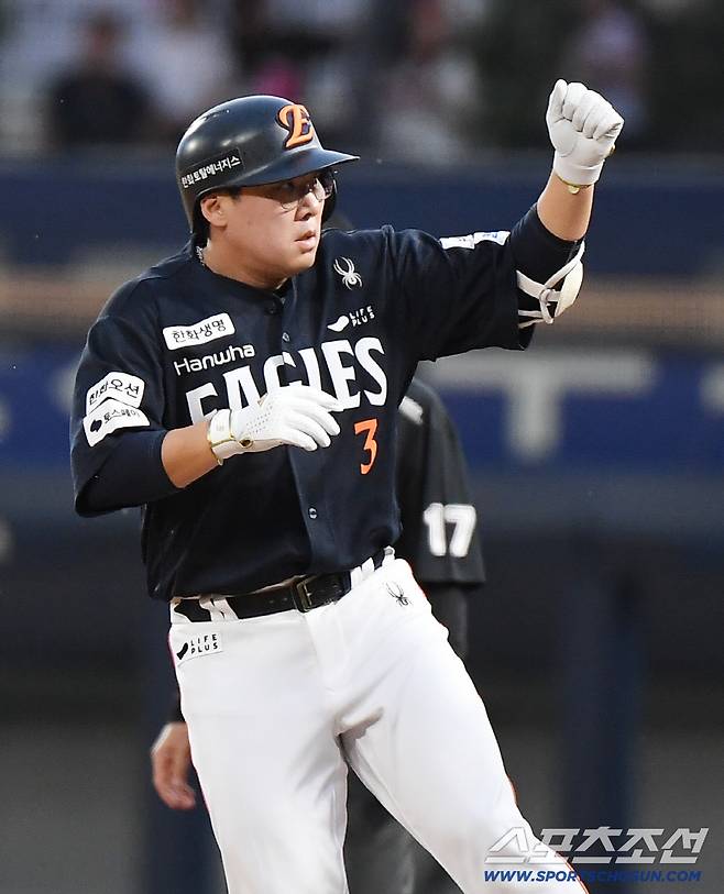 16일 광주 기아 챔피언스필드에서 열린 한화-KIA전. 1회초 무사 안치홍이 안타를 친 후 기뻐하고 있다. 광주=정재근 기자 cjg@sportschosun.com/2025.9.16/