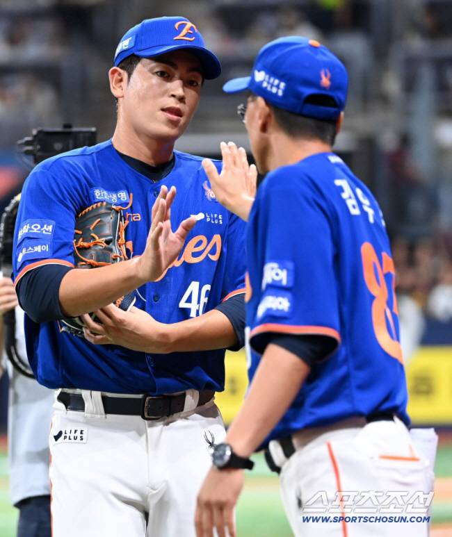 28일 고척스카이돔에서 열린 한화와 키움의 경기, 8회말 투구를 마친 한화 이태양이 김우석 코치의 환영을 받고 있다. 고척=허상욱 기자wook@sportschosun.com/2025.08.28/