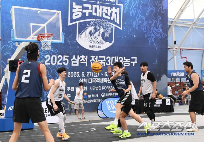 2025 삼척 전국 3대3 농구대잔치가 27일부터 29일까지 삼척 다목적체육관에서 열렸다. 28일 경기에서 선수들이 대결을 펼치고 있다. 삼척=정재근 기자 cjg@sportschosun.com/2025.6.28/