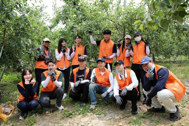 한화는 보건복지부와 한국사회복지협의회가 공동 주관하는 '지역사회 공헌 인정제'에서 2년 연속 인정기업으로 선정됐다고 19일 밝혔다. 한화 경기 연천 사과농가 봉사활동 모습. /한화