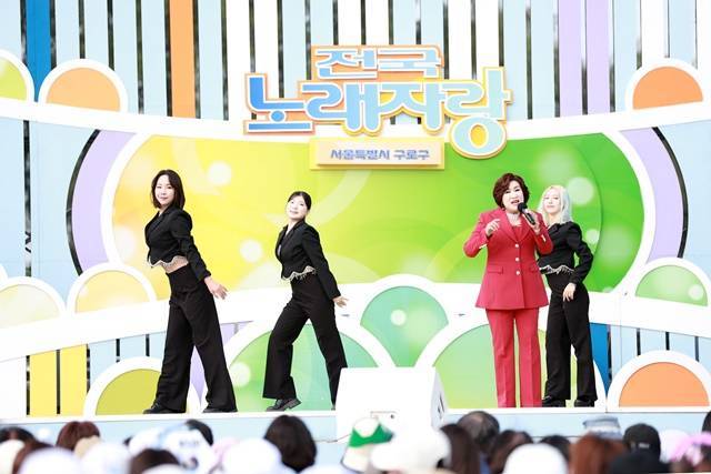 시원시원한 보이스와 밝은 에너지로 무대 장악. 김아영은 오는 12월 1일 KBS1 가요무대 출연을 앞두고 있으며, 일주일 뒤인 7일에는 '전국노래자랑' 서울 구로구 편 무대에도 오른다. /스카이엔터테인먼트