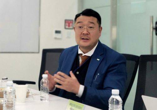 정영훈 도시유전 대표가 18일 열린 웨이브정읍 공장 준공식에서 기자들의 질문에 답하고 있다. 강희종기자