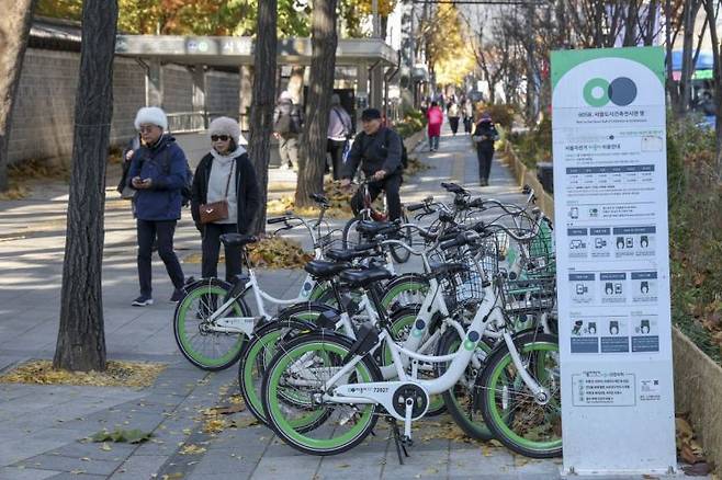 18일 서울 중구 세종대로 시청역 2번출구 인근에 공유자전거 따릉이 보관소가 설치돼 있다. 강진형 기자