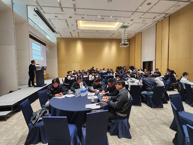 19일 열린 2025 KBO 2차 드래프트에서 총 17명의 선수가 팀을 옮겼다. 가장 큰 충격은 72억 FA 계약의 주인공이었던 한화 안치홍이 전체 1순위로 키움에 지명된 것이다. 또한 한화 이태양은 KIA로, NC 이용찬은 친정팀 두산으로 복귀하는 등 즉시 전력감 선수들의 이동이 많았다. 2차 드래프트는 35인 보호선수 외 선수를 대상으로 하며, 지명 구단은 원소속팀에 라운드별로 4억 원에서 1억 원의 양도금을 지급한다.