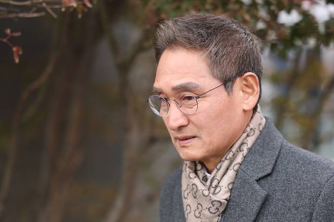 건진법사 관봉권 띠지 분실 의혹과 쿠팡 퇴직금 불기소 외압 의혹 수사를 맡게 된 안권섭 상설특별검사가 17일 서울 여의도 사무실에서 나오고 있다. /연합뉴스