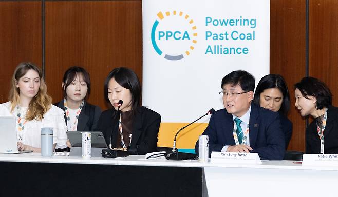 김성환 기후에너지환경부 장관이 17일(현지시간) 브라질 벨렝에서 제30차 유엔기후변화협약당사국총회(COP30) 부대행사로 탈석탄동맹(PPCA) 등이 주관한 '청정에너지 전환 가속화 이니셔티브'에서 탈석탄동맹 동참 선언을 하고 있다. /기후에너지환경부