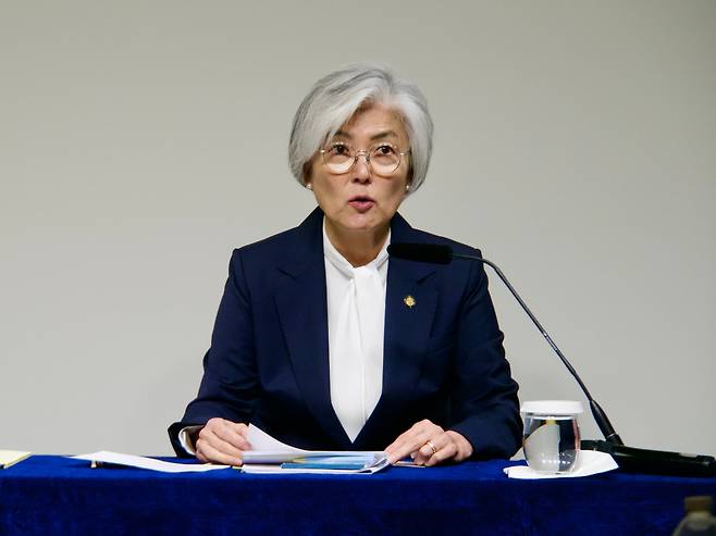 강경화 주미대사가 18일 워싱턴 DC의 주미한국대사관 문화원에서 열린 특파원 간담회에서 발언을 하고 있다. /워싱턴특파원단