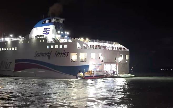 19일 오후 8시 16분쯤 전남 신안군 장산면 족도에 260여명이 탑승한 여객선이 좌초돼 해경이 구조 작업을 벌이고 있다./목포해경