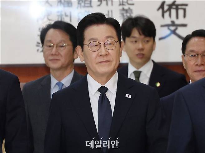 이재명 대통령이 지난 4일 오전 국회본청에서 열린 국회 본회의에서 2026년도 예산안 및 기금운용계획안 대통령 시정연설을 위해 본회의장으로 이동하고 있다. ⓒ데일리안 홍금표 기자