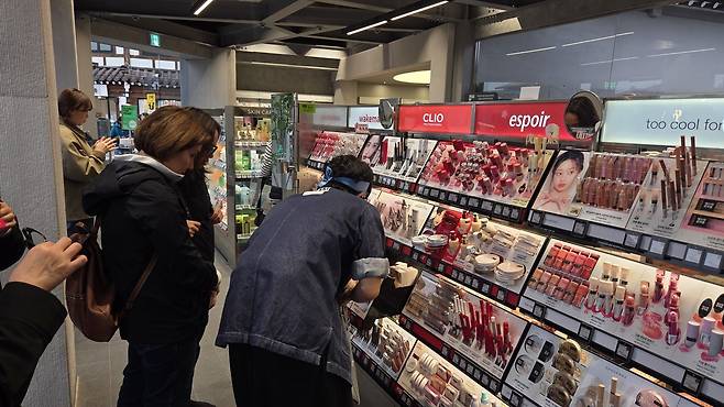 30일 경북 경주 황리단길에 있는 올리브영 매장에 외국인이 한국 화장품을 구매하기 위해 직원에게 문의하고 있다.2025.10.30.뉴스1