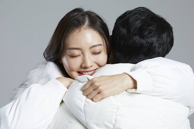 지퍼가 갑자기 안 잠기거나 열리는 현상은 슬라이더 유격이 벌어져 엘리먼트가 맞물리지 않기 때문에 발생한다. 펜치로 슬라이더를 조여 해결할 수 있으며, 천이 끼었을 때는 끼임의 깊이에 따라 슬라이더를 여는 방향으로 처리해야 한다. 사진=게티이미지뱅크.