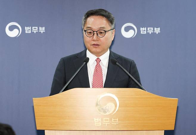 정홍식 법무부 국제법무국장이 19일 오후 경기 과천시 법무부 브리핑실에서 론스타 ISDS 취소 결정 선고 관련 브리핑을 하고 있다. 2025.11.19 뉴시스