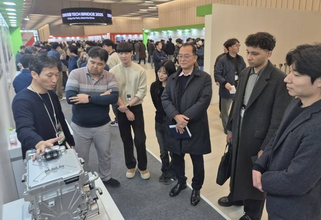 관람객들이 경기 의왕 현대모비스 기술연구소에서 진행된 ‘테크 브릿지 2025’에 참석해 50개 전동화·모듈 신기술 전시 현장과 첨단 기술을 체험하고 있다. 현대모비스 제공