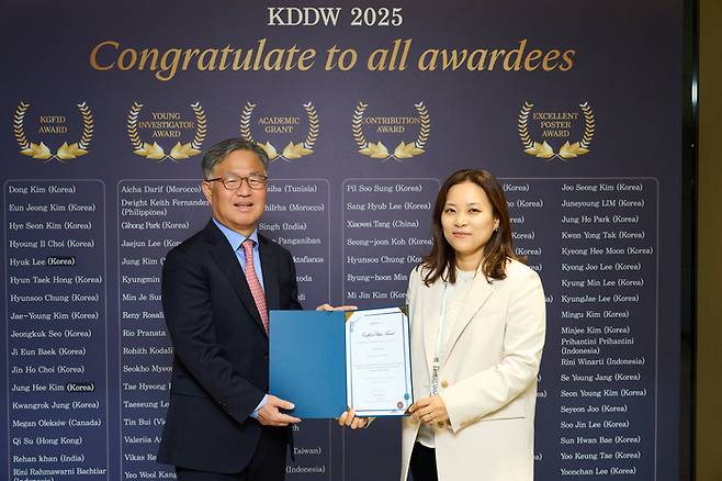 허규찬 건양대 소화기내과 교수(왼쪽)와 송주혜 건국대 소화기내과 교수가 최근 제9차 소화기연관학회 국제 소화기 학술대회 'KDDW 2025'에서 UDCA의 코로나19 감염·중증악화 예방 효과를 입증한 연구로 우수 포스터상을 수상했다.