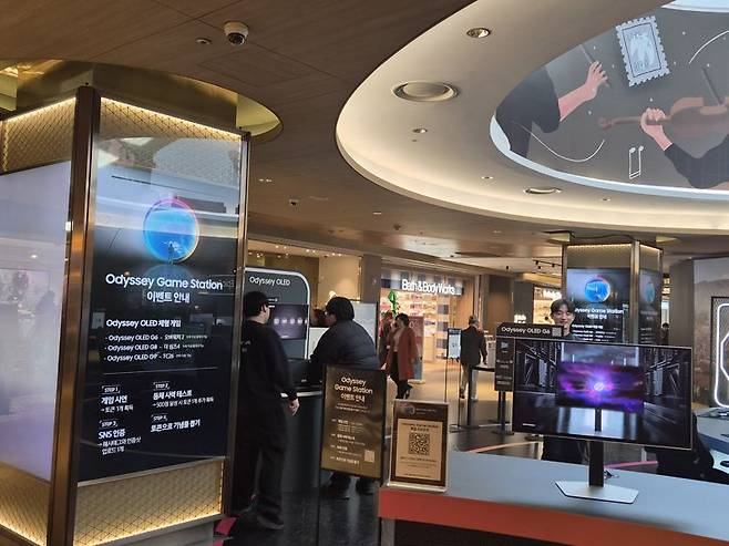 한 방문객이 19일 서울 강남구 파르나스몰 입구에 마련된 삼성전자의 팝업스토어 '오디세이 게임 스테이션'을 방문해 고화질 유기발광다이오드(OLED) 화면을 체험하고 있다. 사진=이동혁 기자
