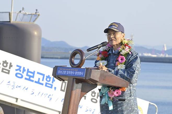 19일 진해 해군기지에서 열린 장보고함 마지막 항해 임무 축하 환영행사에서 안병구 초대 장보고함장이 소감을 말하고 있다. 해군 제공