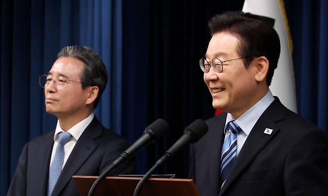 이재명 대통령이 14일 서울 용산 대통령실 기자회견장에서 한미 팩트시트 타결과 관련해 발표를 마친 뒤 취재진 질문에 답하고 있다. 왼쪽은 김용범 정책실장. 연합뉴스