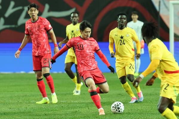 이강인이 18일 서울월드컵경기장에서 열린 가나와 평가전에서 패스하고 있다. 연합뉴스