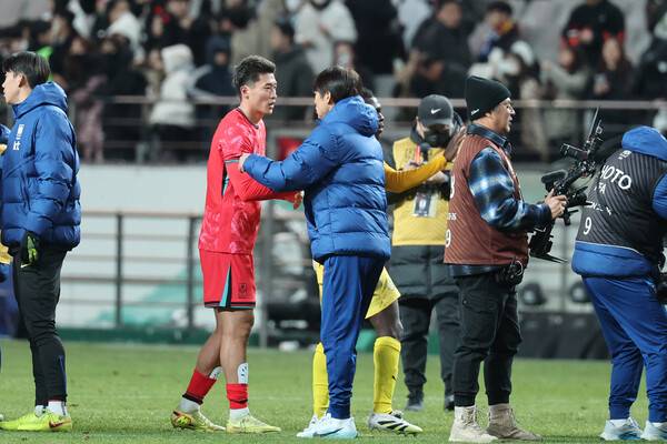 홍명보 감독이 18일 서울월드컵경기장에서 열린 가나와 평가전에서 이긴 뒤 조규성을 격려하고 있다. 연합뉴스