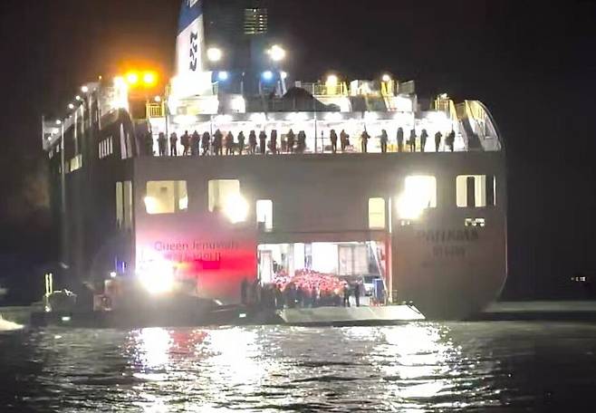 19일 오후 8시 17분께 전남 신안군 장산도 남방 족도에 여객선 퀸제누비아2호가 좌초돼 해경이 구조 작업을 벌이고 있다. 연합뉴스