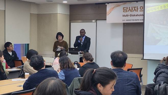 비정부기구 티시아이(TCI-Global)의 활동가 사무엘이 2025년 11월6일 서울 영등포구 이룸센터에서 심리사회적 장애인들의 지역사회 통합에 대해 이야기하고 있다. 사무엘은 “미국 시스템인 진단분류체계에는 분류코드와 매뉴얼이 있는데 해가 갈수록 권수가 많아지고 책이 두꺼워진다”며 “진단명은 계속 늘어가는데, 진단받는 순간 심리사회적 장애인의 권리를 다른 사람들이 뺏어간다”고 지적했다. 손고운 기자