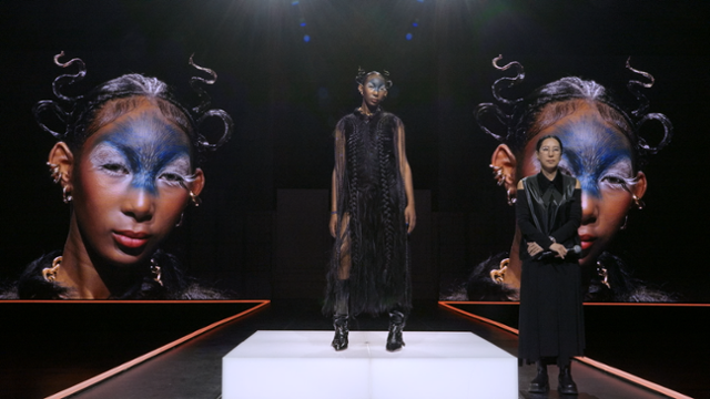 '저스트 메이크업'에서 손테일이 고상우 작가의 그림 ‘카마데누(Ka-madhenu)’를 주제로 완성한 메이크업. 쿠팡플레이 제공