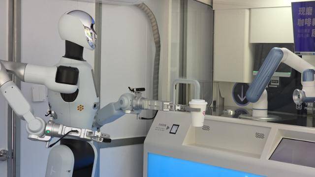 12일 중국 베이징시 하이덴구의 로봇 편의점에서 로봇기업 갤봇의 G1이 무인편의점에서 커피를 만들고 있다. 베이징=이혜미 특파원