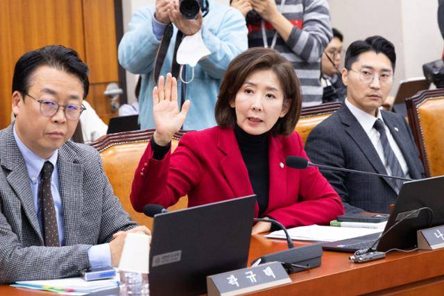 나경원 국민의힘 의원이 11일 서울 여의도 국회에서 열린 제429회국회(정기회) 법제사법위원회 제13차 전체회의에서 발언권을 신청하고 있다. 뉴스1