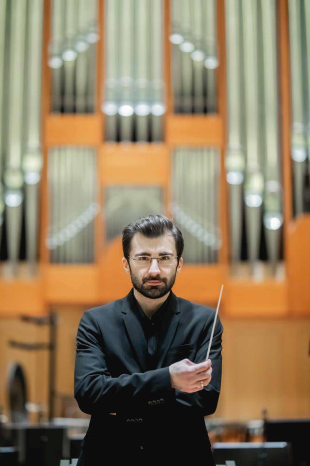 지휘자 카키 솔롬니시빌리. 빈체로 제공