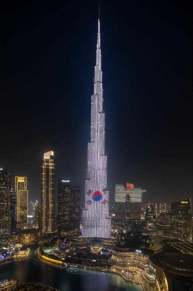 18일(현지시간) 아랍에미리트(UAE) 두바이의 초고층 빌딩 '브르자 칼리파' 외벽에 이재명 대통령의 국빈 방문을 환영하는 의미로 태극기가 조명이 게시됐다. 아부다비=대통령실 제공