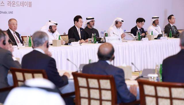 아랍에미리트(UAE)를 국빈 방문 중인 이재명 대통령이 19일 아부다비의 한 호텔에서 열린 한-UAE 비즈니스 라운드테이블에서 발언하고 있다. 테이블 왼쪽부터 류진 한국경제인협회 회장, 알 스와이디 투자부 장관, 이재명 대통령, 칼리드 빈 모하메드 알 나하얀 왕세자, 칼둔 칼리파 알 무바라크 무바달라 CEO, 김정관 산업부 장관, 알 제유디 대외무역부장관, 이재용 삼성전자 회장. 아부다비=연합뉴스